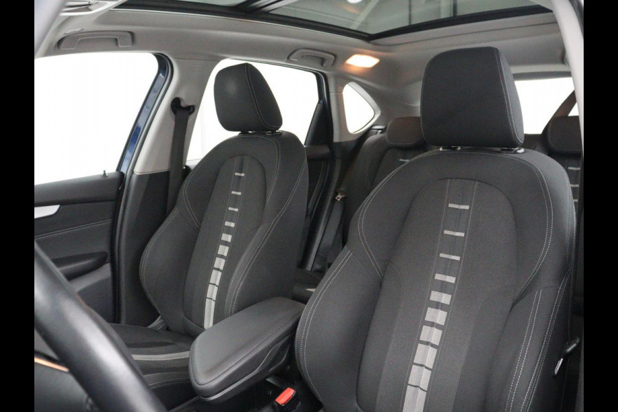 BMW 2 Serie Active Tourer 218i Executive | Panoramadak | Cruise control | Climate control | Park assist | Navigatie | Bluetooth | Elektrische achterklep | Trekhaak