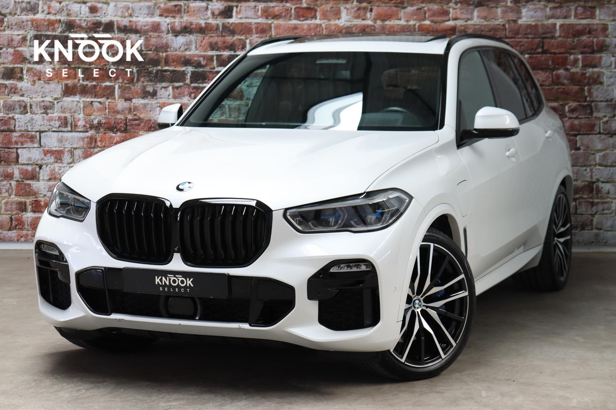 BMW X5 xDrive45e High Executive M Sport Pakket Automaat / Live Cockpit Professional / Laserlicht / Panoramadak / Harman Kardon / Driving Assistant Professional / Stoelvermaning voor + achter / Head-Up Display / Shadow Line / 22 Inch / Stoelventilatie / Soft-Close / Active Steering / DAB