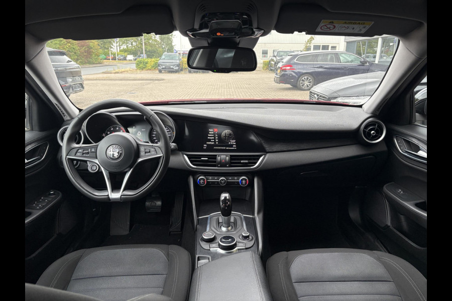 Alfa Romeo Giulia 2.0T Super 200pk | Afn. Trekhaak | Stoel- & Stuurverwarming | Camera | Adaptive Cruise | Winterset