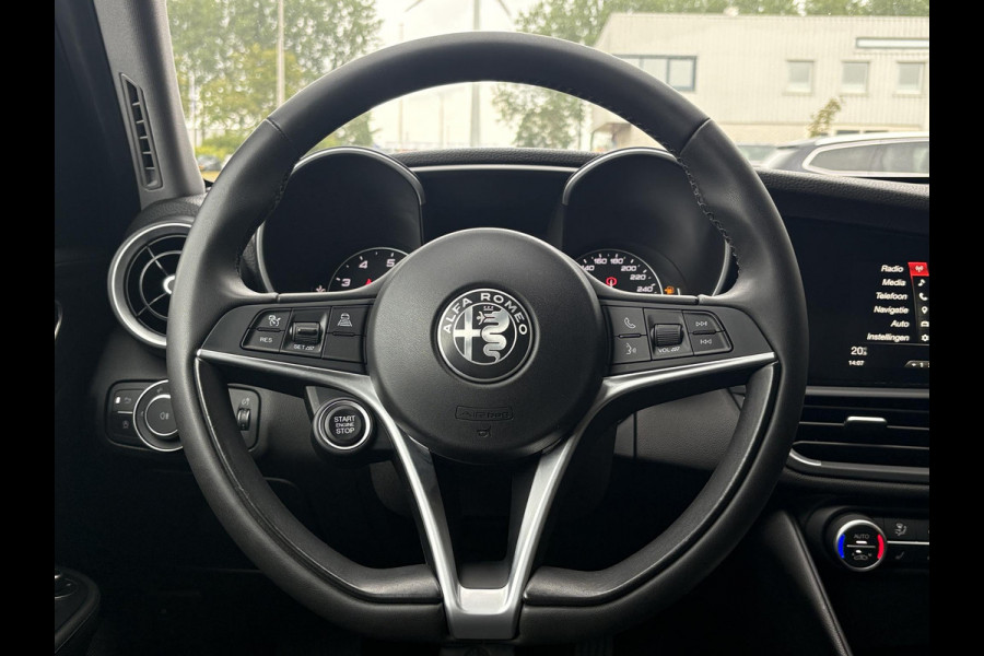Alfa Romeo Giulia 2.0T Super 200pk | Afn. Trekhaak | Stoel- & Stuurverwarming | Camera | Adaptive Cruise | Winterset