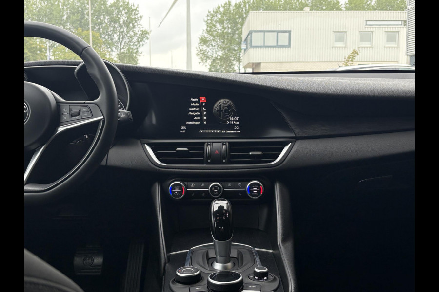 Alfa Romeo Giulia 2.0T Super 200pk | Afn. Trekhaak | Stoel- & Stuurverwarming | Camera | Adaptive Cruise | Winterset