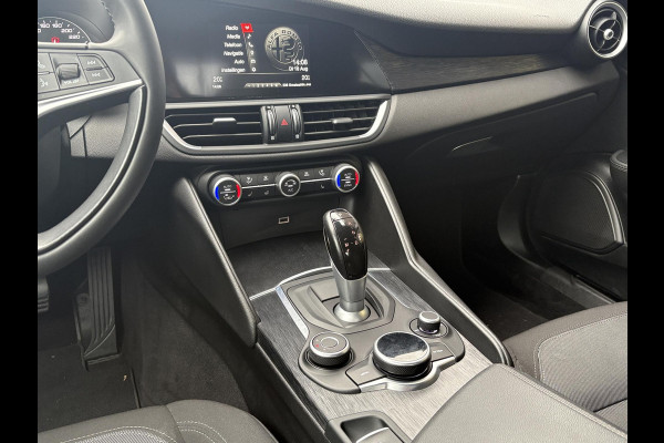Alfa Romeo Giulia 2.0T Super 200pk | Afn. Trekhaak | Stoel- & Stuurverwarming | Camera | Adaptive Cruise | Winterset