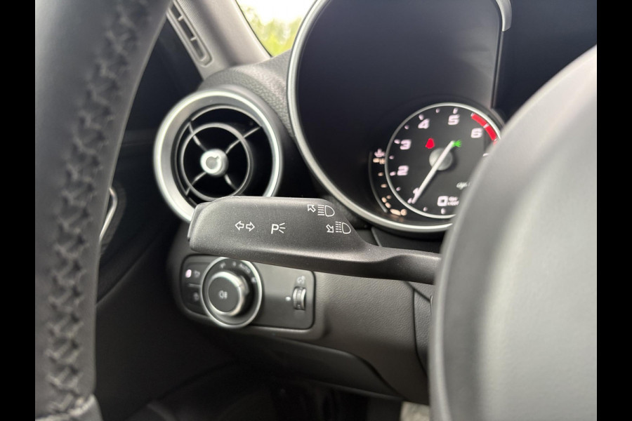 Alfa Romeo Giulia 2.0T Super 200pk | Afn. Trekhaak | Stoel- & Stuurverwarming | Camera | Adaptive Cruise | Winterset