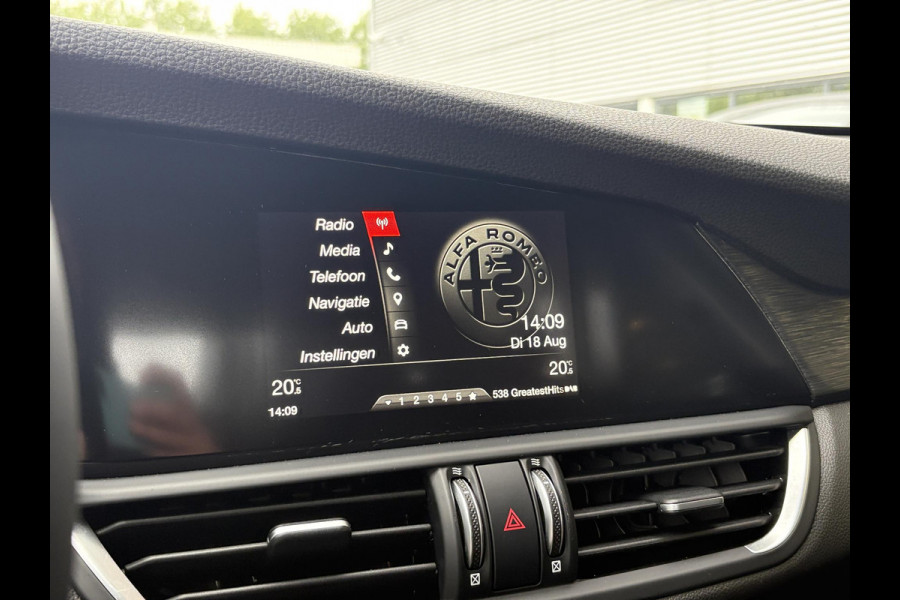 Alfa Romeo Giulia 2.0T Super 200pk | Afn. Trekhaak | Stoel- & Stuurverwarming | Camera | Adaptive Cruise | Winterset