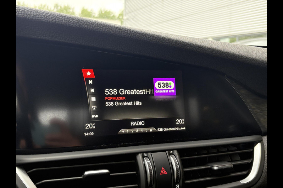Alfa Romeo Giulia 2.0T Super 200pk | Afn. Trekhaak | Stoel- & Stuurverwarming | Camera | Adaptive Cruise | Winterset