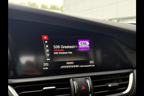 Alfa Romeo Giulia 2.0T Super 200pk | Afn. Trekhaak | Stoel- & Stuurverwarming | Camera | Adaptive Cruise | Winterset