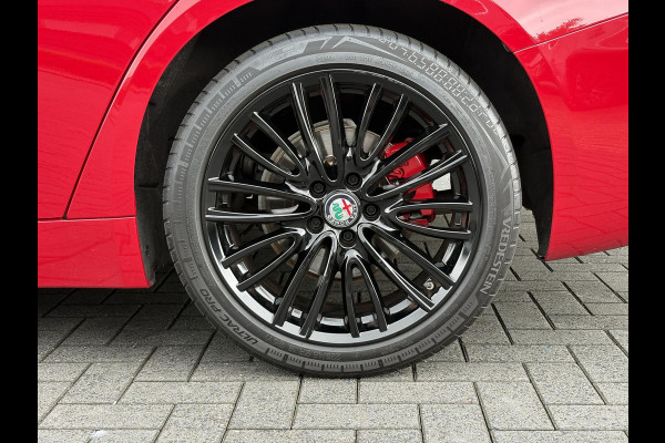 Alfa Romeo Giulia 2.0T Super 200pk | Afn. Trekhaak | Stoel- & Stuurverwarming | Camera | Adaptive Cruise | Winterset