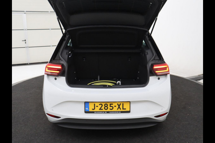 Volkswagen ID.3 First 58 kWh | SOH 92,5% | Stuur/stoel verwarming | Cruise control | Carplay | Navigatie | Sfeerverlichting | Park assist | EV