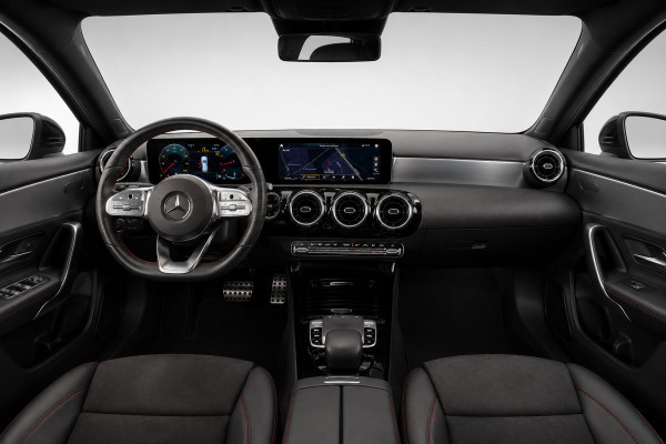 Mercedes-Benz CLA-Klasse Shooting Brake 180 AMG | NL-AUTO | DEALER ONDERH | FACELIFT | GROOT SCHERM | STOELVERW | ETC