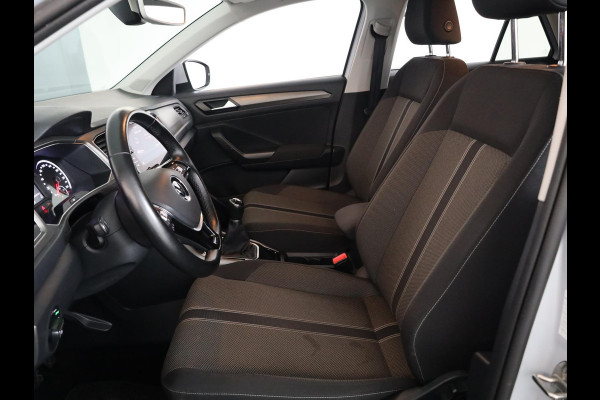 Volkswagen T-Roc 1.5 TSI Style Business 150 pk | Navigatie | Trekhaak (afneembaar) | Parkeersensoren | LED koplampen | Adaptieve cruise control |