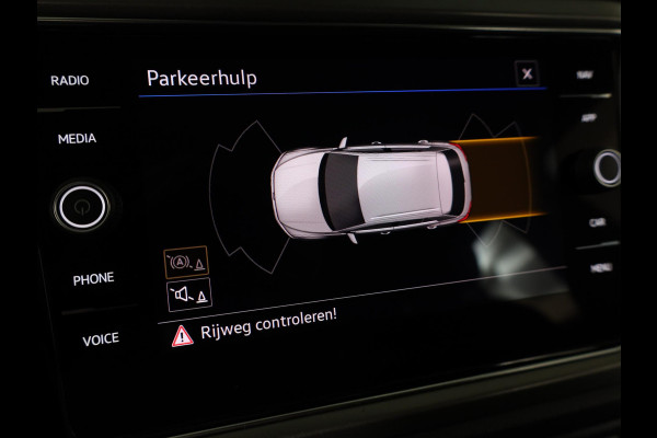 Volkswagen T-Roc 1.5 TSI Style Business 150 pk | Navigatie | Trekhaak (afneembaar) | Parkeersensoren | LED koplampen | Adaptieve cruise control |