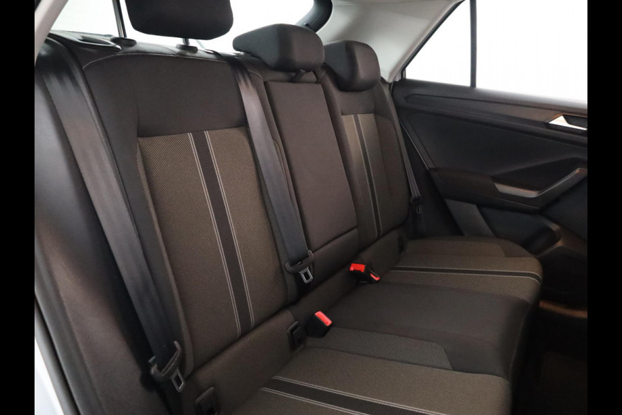Volkswagen T-Roc 1.5 TSI Style Business 150 pk | Navigatie | Trekhaak (afneembaar) | Parkeersensoren | LED koplampen | Adaptieve cruise control |