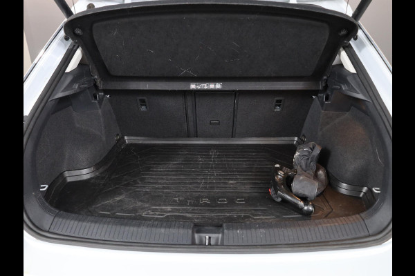 Volkswagen T-Roc 1.5 TSI Style Business 150 pk | Navigatie | Trekhaak (afneembaar) | Parkeersensoren | LED koplampen | Adaptieve cruise control |