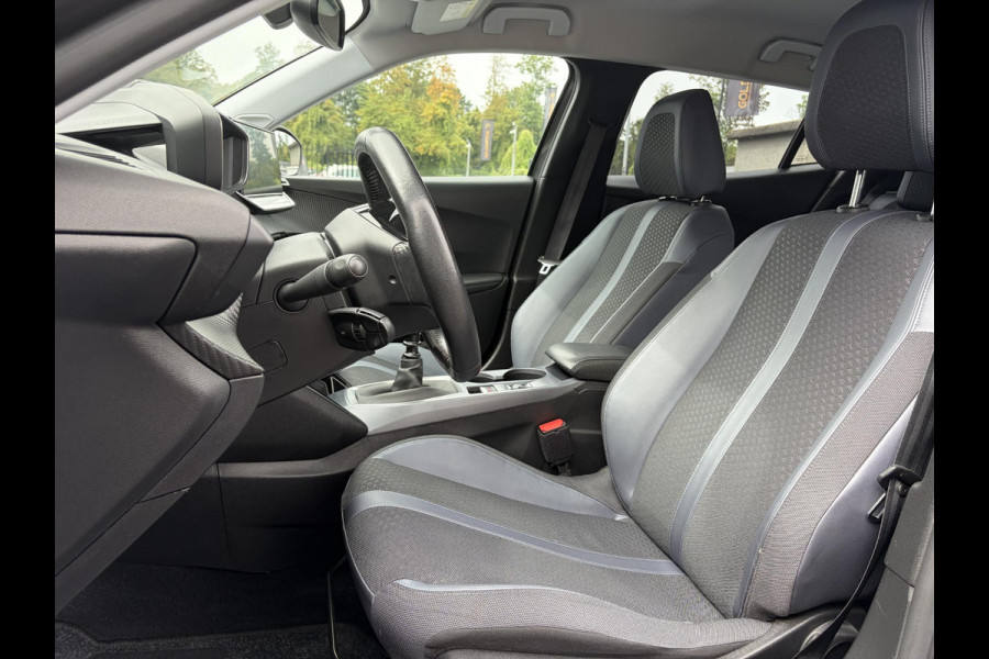Peugeot 2008 1.2 PureTech Allure 2e Eigenaar l D-riem vv in 08/2024 l Camera360° l Draadloze telefoonlader l 131pk l Carplay l Navi l 6 Bak l Clima l Cruise l Halfleder l Keylss l 17'' Lmv l Pdc l N.A.P l Nieuwe Apk bij Aflevering