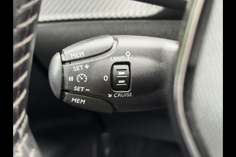 Peugeot 2008 1.2 PureTech Allure 2e Eigenaar l D-riem vv in 08/2024 l Camera360° l Draadloze telefoonlader l 131pk l Carplay l Navi l 6 Bak l Clima l Cruise l Halfleder l Keylss l 17'' Lmv l Pdc l N.A.P l Nieuwe Apk bij Aflevering