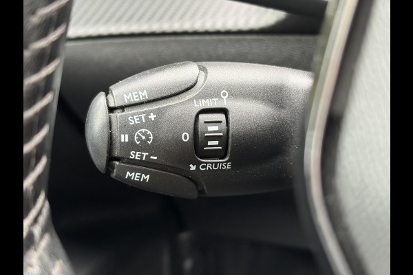 Peugeot 2008 1.2 PureTech Allure 2e Eigenaar l D-riem vv in 08/2024 l Camera360° l Draadloze telefoonlader l 131pk l Carplay l Navi l 6 Bak l Clima l Cruise l Halfleder l Keylss l 17'' Lmv l Pdc l N.A.P l Nieuwe Apk bij Aflevering