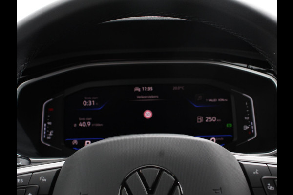 Volkswagen T-Roc 1.5 eTsi R-Line Edition Automaat Camera Navigatie Apple Carplay/Android Auto Climate control Lichtmetalen Velgen Extra Getint Glas Lichtmetalen Velgen Voorstoelen verwarmbaar