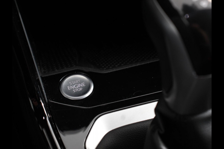Volkswagen T-Roc 1.5 eTsi R-Line Edition Automaat Camera Navigatie Apple Carplay/Android Auto Climate control Lichtmetalen Velgen Extra Getint Glas Lichtmetalen Velgen Voorstoelen verwarmbaar