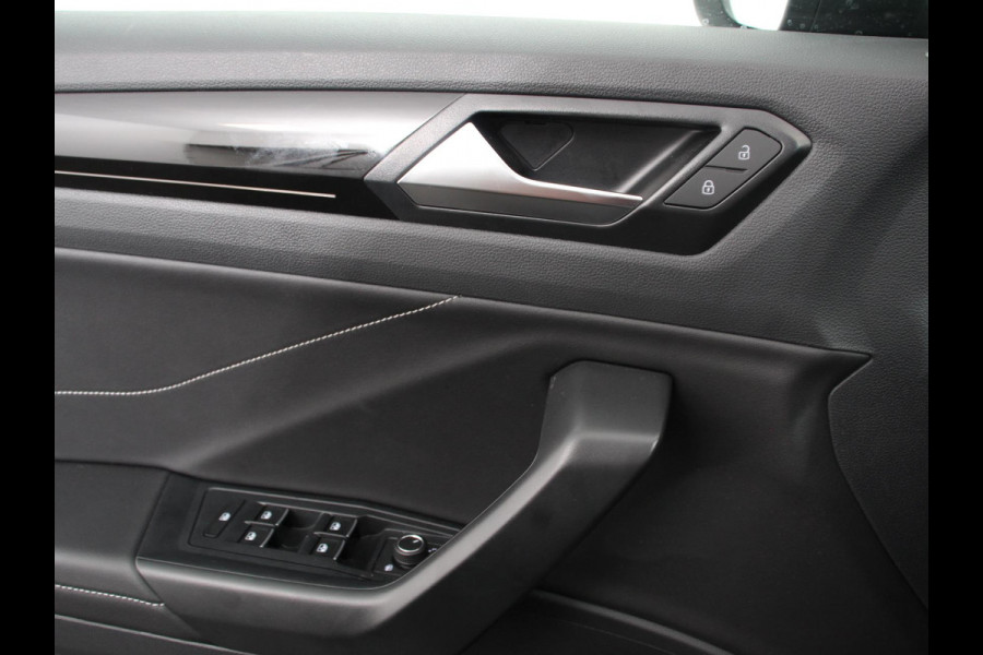Volkswagen T-Roc 1.5 eTsi R-Line Edition Automaat Camera Navigatie Apple Carplay/Android Auto Climate control Lichtmetalen Velgen Extra Getint Glas Lichtmetalen Velgen Voorstoelen verwarmbaar