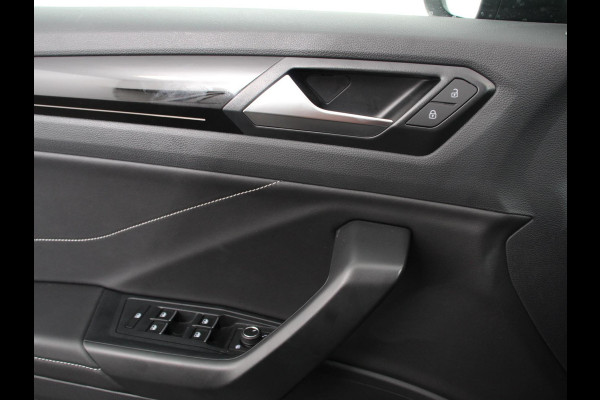 Volkswagen T-Roc 1.5 eTsi R-Line Edition Automaat Camera Navigatie Apple Carplay/Android Auto Climate control Lichtmetalen Velgen Extra Getint Glas Lichtmetalen Velgen Voorstoelen verwarmbaar