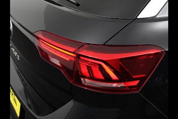 Volkswagen T-Roc 1.5 eTsi R-Line Edition Automaat Camera Navigatie Apple Carplay/Android Auto Climate control Lichtmetalen Velgen Extra Getint Glas Lichtmetalen Velgen Voorstoelen verwarmbaar