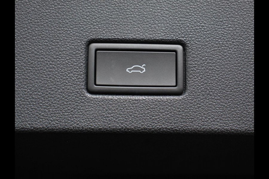 Volkswagen T-Roc 1.5 eTsi R-Line Edition Automaat Camera Navigatie Apple Carplay/Android Auto Climate control Lichtmetalen Velgen Extra Getint Glas Lichtmetalen Velgen Voorstoelen verwarmbaar