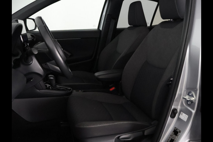 Toyota Yaris Cross 1.5 HYBRID DYNAMIC LUXURY GARANTIE 2035 ! PARKEERSENSOREN VOOR & ACHTER . STOEL/STUUR VERWARMING . NAVIGATIE .