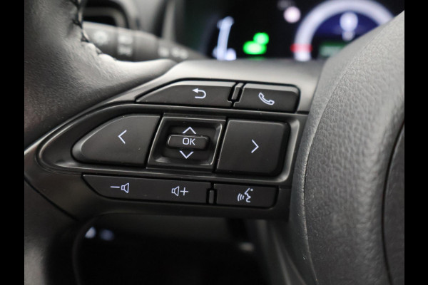 Toyota Yaris Cross 1.5 HYBRID DYNAMIC LUXURY GARANTIE 2035 ! PARKEERSENSOREN VOOR & ACHTER . STOEL/STUUR VERWARMING . NAVIGATIE .