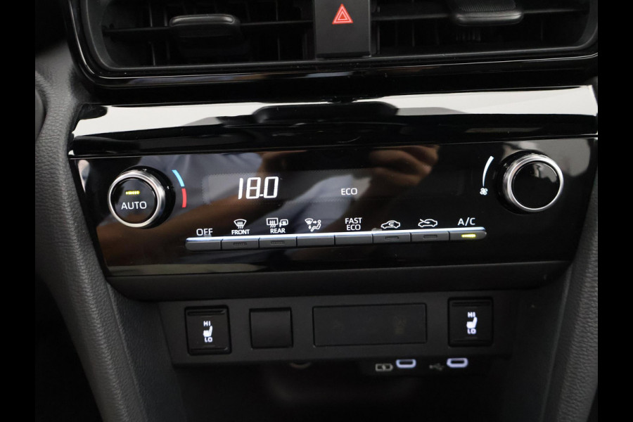 Toyota Yaris Cross 1.5 HYBRID DYNAMIC LUXURY GARANTIE 2035 ! PARKEERSENSOREN VOOR & ACHTER . STOEL/STUUR VERWARMING . NAVIGATIE .