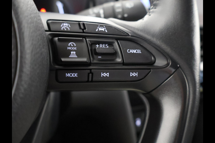 Toyota Yaris Cross 1.5 HYBRID DYNAMIC LUXURY GARANTIE 2035 ! PARKEERSENSOREN VOOR & ACHTER . STOEL/STUUR VERWARMING . NAVIGATIE .