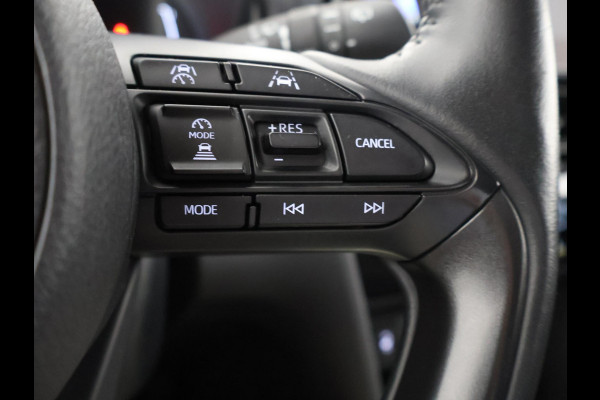 Toyota Yaris Cross 1.5 HYBRID DYNAMIC LUXURY GARANTIE 2035 ! PARKEERSENSOREN VOOR & ACHTER . STOEL/STUUR VERWARMING . NAVIGATIE .