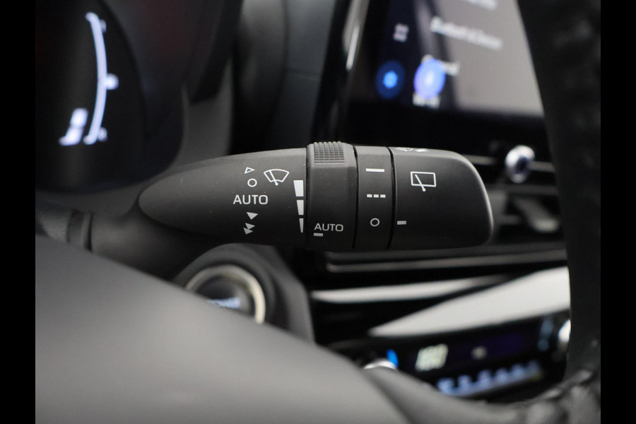 Toyota Yaris Cross 1.5 HYBRID DYNAMIC LUXURY GARANTIE 2035 ! PARKEERSENSOREN VOOR & ACHTER . STOEL/STUUR VERWARMING . NAVIGATIE .