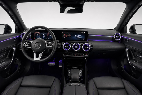 Mercedes-Benz A-Klasse 250e Business Solution AMG | 218PK | PANO | SFEERVERL | GROOT SCHERM | LEER | PERF ONDERHOUD | ETC