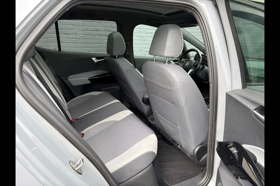Volkswagen ID.3 First Plus 62kWh Trekhaak Panoramadak Ergo-Active Stoelen+Verwarmd Camera Adap.Cruise Navi-Pro Ecc Head-up display Matrix led Pdc Privacy Glas Isofix Lmv 18" SOH 76% Apple Carplay/Android Auto
