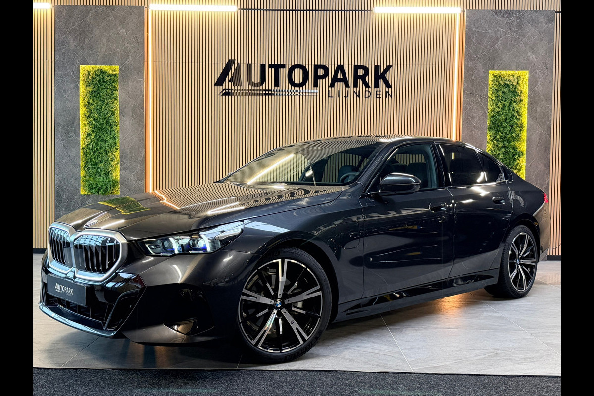 BMW 5 Serie 530e M Sport BTW|PANO|H&K|ICONIC|HuD|360 CAMERA|MEMORY|KEYLESS|FABRIEKSGARANTIE|SFEERVERLICHTING|299PK|BOMVOL!