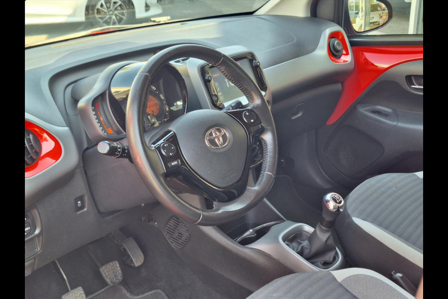 Toyota Aygo 1.0 VVT-i 5D x-joy | Apple CarPlay/Android auto, Lichtmetalen velgen, Airco, In hoogte verstelbare stoel, Parkeercamera