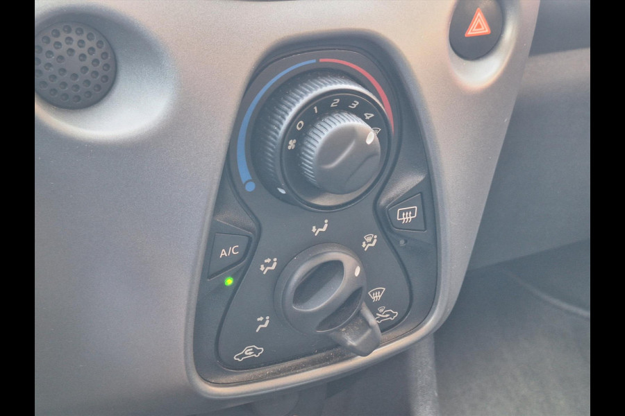 Toyota Aygo 1.0 VVT-i 5D x-joy | Apple CarPlay/Android auto, Lichtmetalen velgen, Airco, In hoogte verstelbare stoel, Parkeercamera