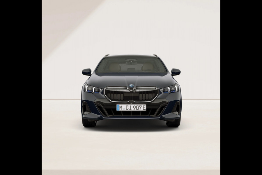 BMW 5 Serie Touring 550e xDrive - M-Sport Pro - Comfortzetels - Pano - Trekhaak - Head-up