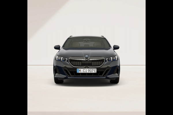 BMW 5 Serie Touring 550e xDrive - M-Sport Pro - Comfortzetels - Pano - Trekhaak - Head-up