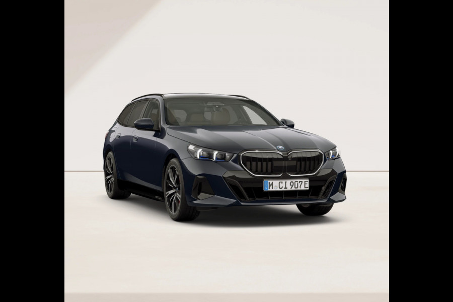 BMW 5 Serie Touring 550e xDrive - M-Sport Pro - Comfortzetels - Pano - Trekhaak - Head-up