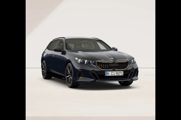 BMW 5 Serie Touring 550e xDrive - M-Sport Pro - Comfortzetels - Pano - Trekhaak - Head-up