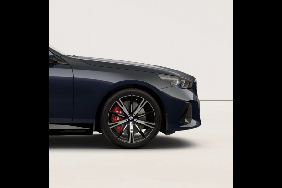 BMW 5 Serie Touring 550e xDrive - M-Sport Pro - Comfortzetels - Pano - Trekhaak - Head-up