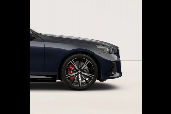 BMW 5 Serie Touring 550e xDrive - M-Sport Pro - Comfortzetels - Pano - Trekhaak - Head-up