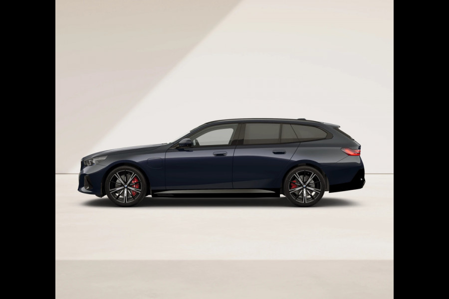 BMW 5 Serie Touring 550e xDrive - M-Sport Pro - Comfortzetels - Pano - Trekhaak - Head-up