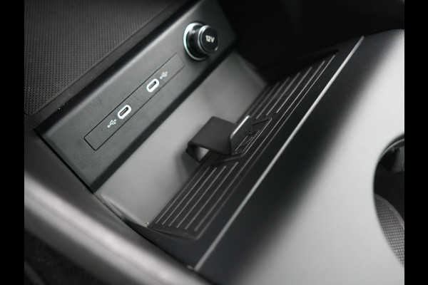 Audi Q4 e-tron 40 Advanced edition 77 kWh 204pk Dealer O.H. | Panodak | Adaptive Cruise | Camera | Apple Carplay | Navigatie | DAB | Virtual Cockpit | 19"L.M | Draadloze Telefoonlader |
