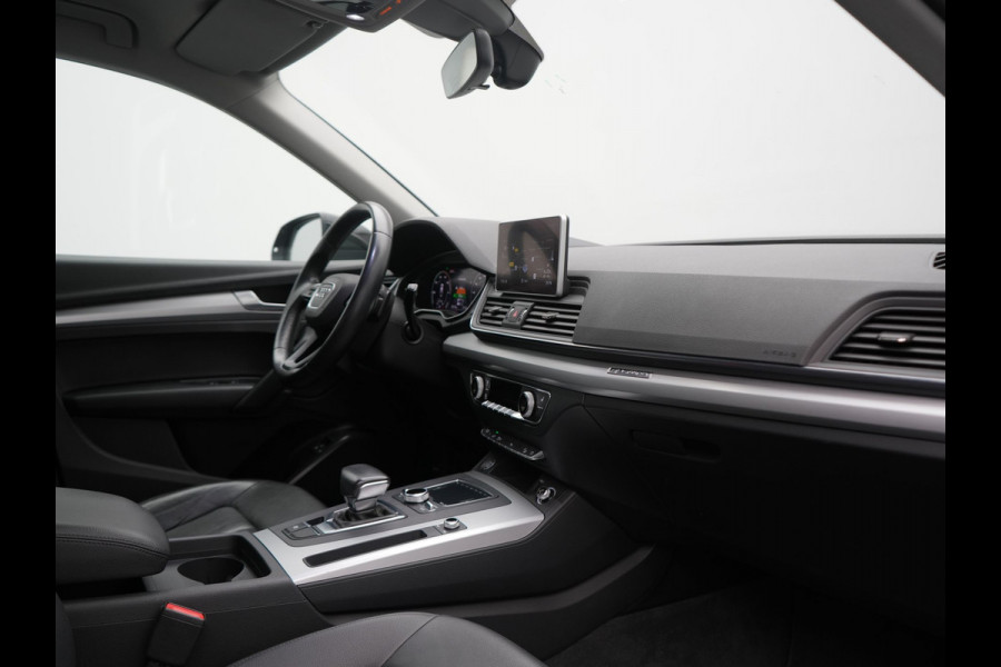 Audi Q5 50 TFSI e Quattro S Line PHEV 300pk | Trekhaak af Fabriek | Head Up | Camera | Voorstoelen Verwarmd | Apple Carplay | Navigatie | Virtual | Plug in Hybrid