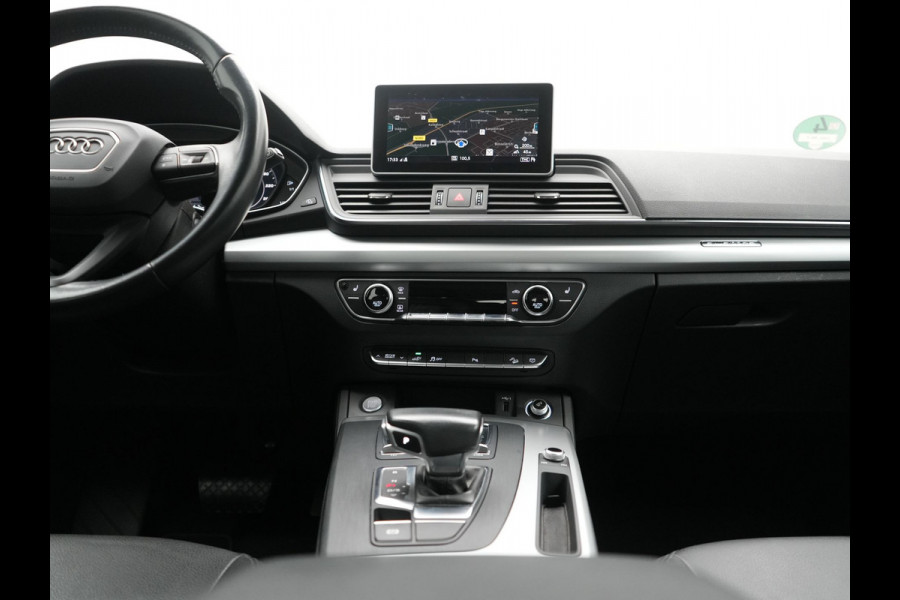 Audi Q5 50 TFSI e Quattro S Line PHEV 300pk | Trekhaak af Fabriek | Head Up | Camera | Voorstoelen Verwarmd | Apple Carplay | Navigatie | Virtual | Plug in Hybrid