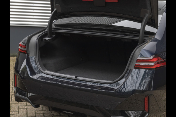 BMW i5 eDrive40 M-Sport Pro - Pano - Driving + Parking Ass Prof - Bowers & Wilkins - Stoelventilatie