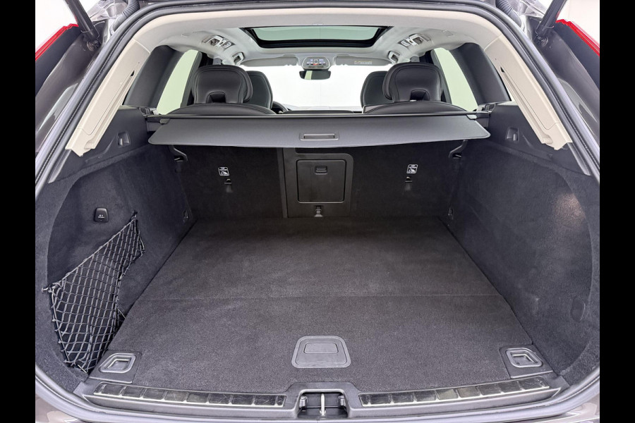 Volvo XC60 Plug-In Hybrid AWD T6 Plus Dark Recharge VAN:52.900,- VOOR:48.877,- UW HERFSTVOORDEEL:4.023,- ADAPT. CRUISE CONTROL | STUUR & STOEL VERWARMING | PANORAMA DAK | 360 GRADEN CAMERA | ELEK. STOELEN MET GEHEUGEN | HARMAN/KARDON AUDIO