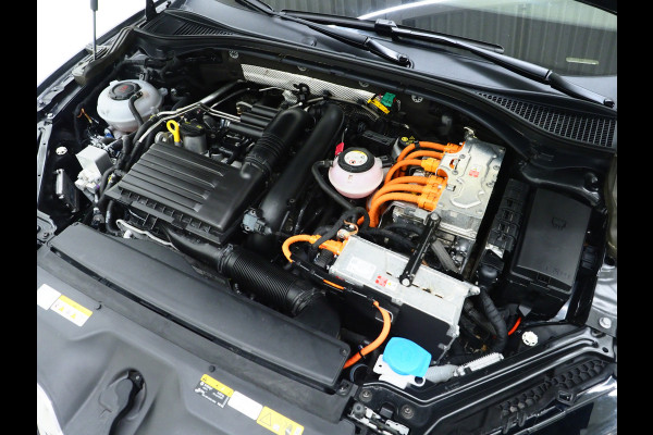 Škoda Superb Combi 1.4 TSI iV Laurin & Klement | Leder | Trekhaak | Stoelventilatie | Massage | Canton | Keyless | Memory | Carplay